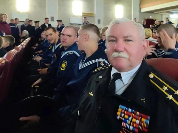 Офицер-подводник с курсантами в зрительном зале