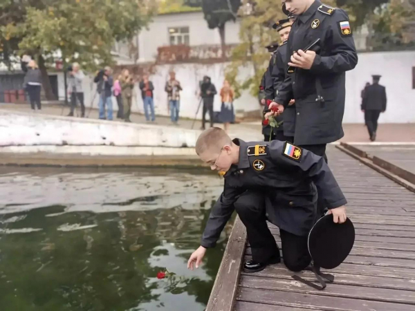 На воду цветы